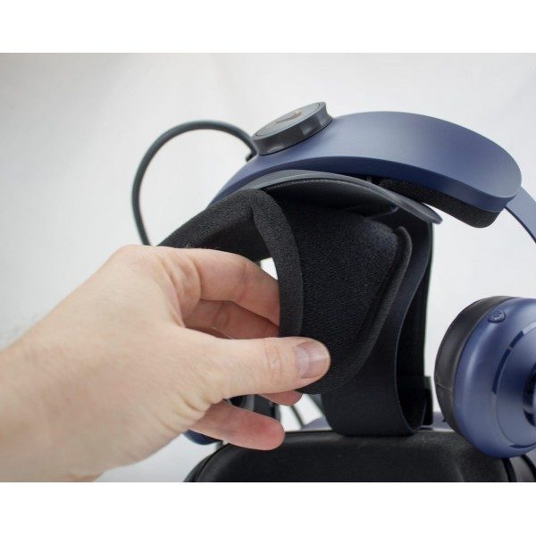 image showing how to replace the rear foam of the HTC VIVE PRO VR headset by immersive display revendeur officiel HTC Vive