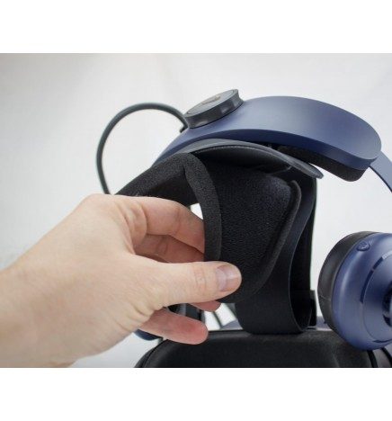 image showing how to replace the rear foam of the HTC VIVE PRO VR headset by immersive display revendeur officiel HTC Vive