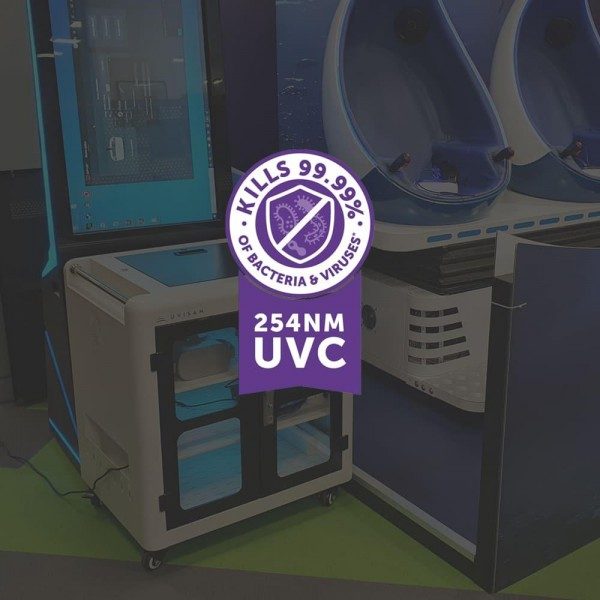 armoire de désinfection UVISAN VR 12 pour casques et accessoires vr tue à 99,99% virus et bactéries. Immersive display.