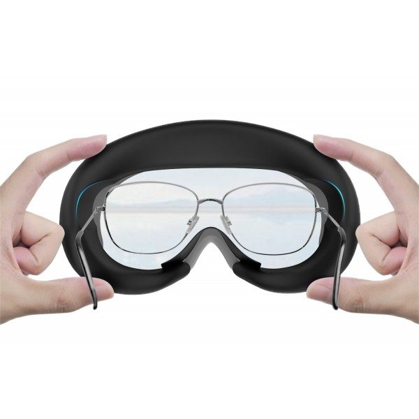 Mise en situation de la housse silicone noire avec lunettes de vue pour casque vr PICO 4 et enterprise par immersive display