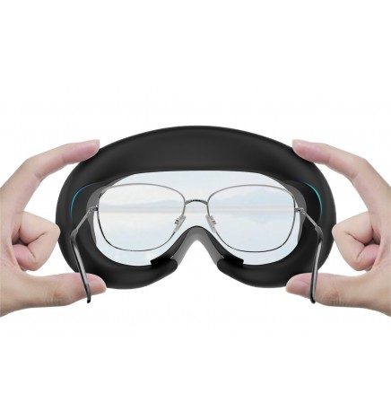 Mise en situation de la housse silicone noire avec lunettes de vue pour casque vr PICO 4 et enterprise par immersive display